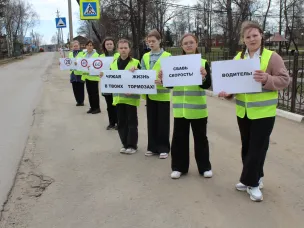 В Починковском округе сотрудники Госавтоинспекции совместно с отрядом ЮИД провели акцию «Дорога не для космических скоростей»