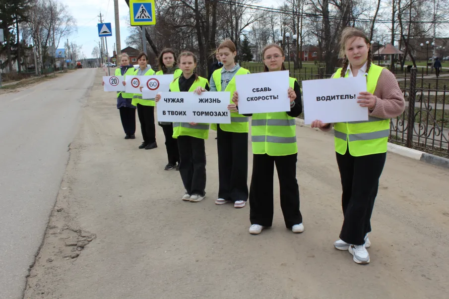 В Починковском округе сотрудники Госавтоинспекции совместно с отрядом ЮИД провели акцию «Дорога не для космических скоростей»